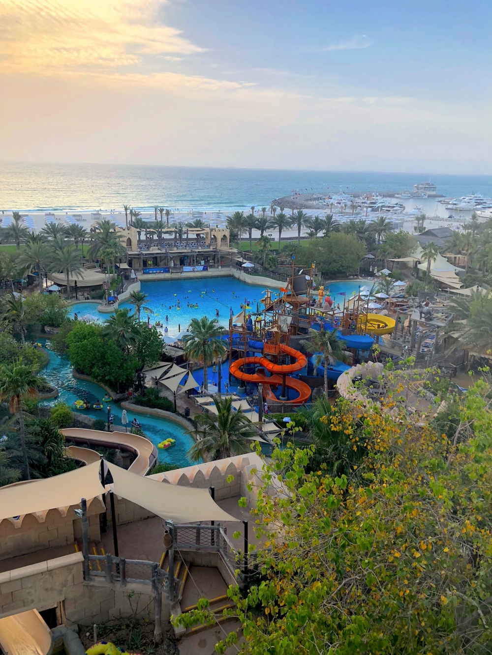 瘋狂維迪水上樂園擁有美麗的海景。