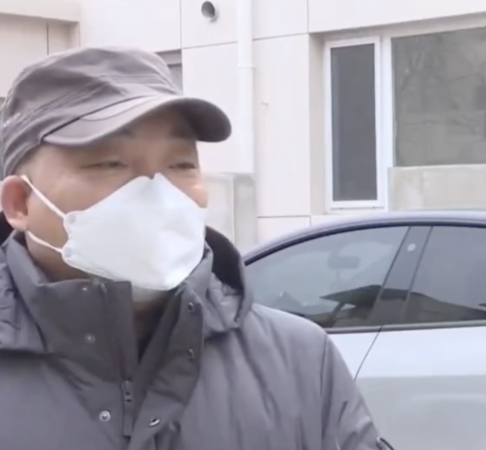 投訴人佟先生表示,自己一抬頭就看到龍頭,造成精神壓迫。