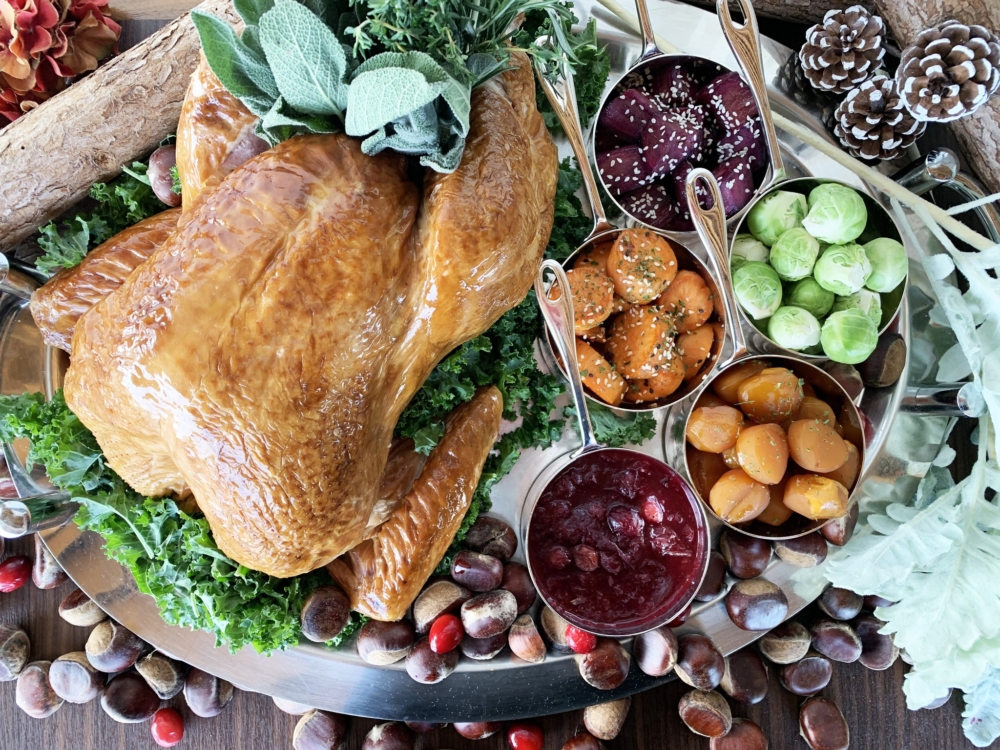 賓客可享雙人自助早餐、雙人節日自助晚餐，