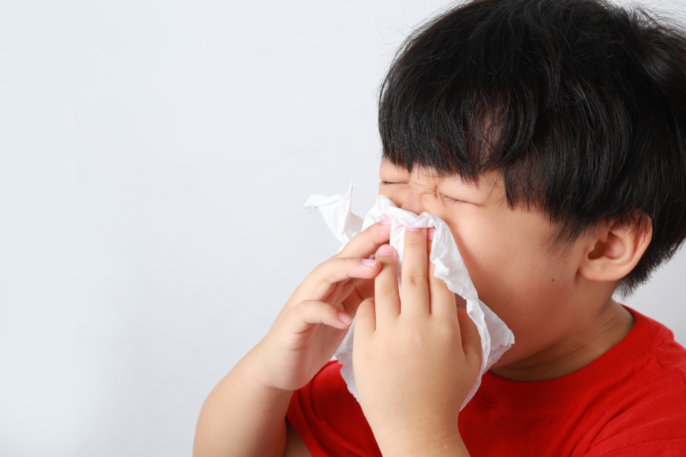 「肺炎支原體感染」可透過患者咳嗽或者打乞嚏時所產生的飛沫，互相傳播