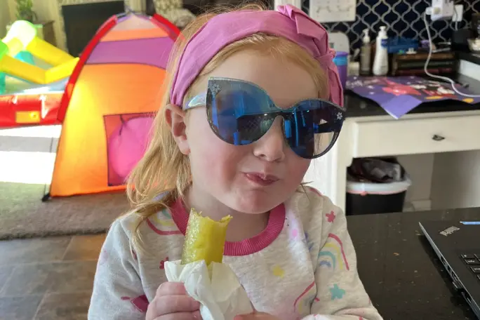 父母在Isla兩歲時發現其與眾不同。