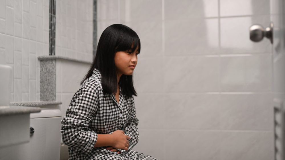 即使女孩生病,媽媽也不會給請假。