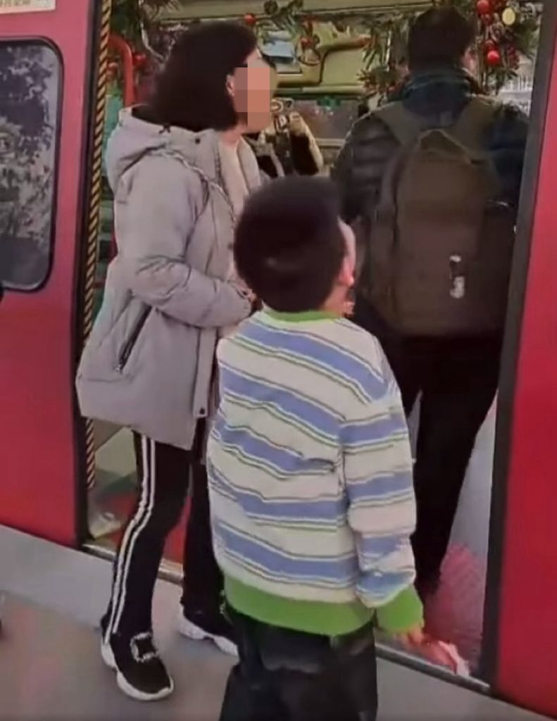 有市民不滿男童玩列車門,爆粗阻止。