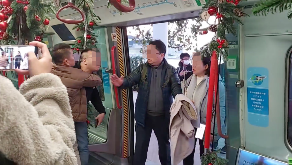 男童母親和男子爆發激烈口角。