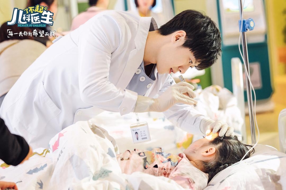 醫生提醒，抱病上學可能導致二次感染，症狀更嚴重。