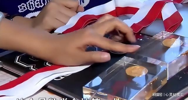 小潔在第一個學期便取得數學年級第一的成績，也陸續取得各個獎項及獎學金。