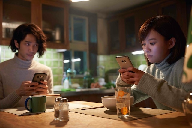 有網民於Facebook群組「爆料公社」詢問：「夫妻應不應該要有彼此的手機密碼？！」