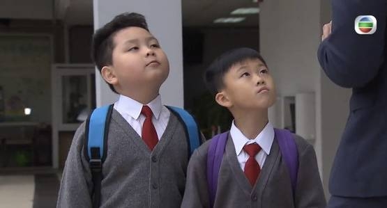 有小學生不惜躲進廁所內偷吃魔芋爽。