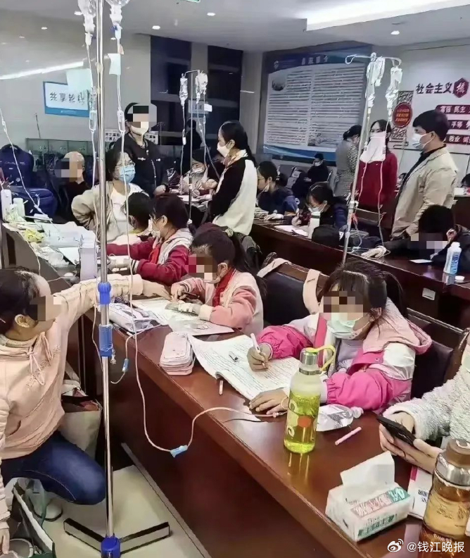 醫院裏，一群孩子一邊坐著吊鹽水，一邊爭分奪秒地做功課。