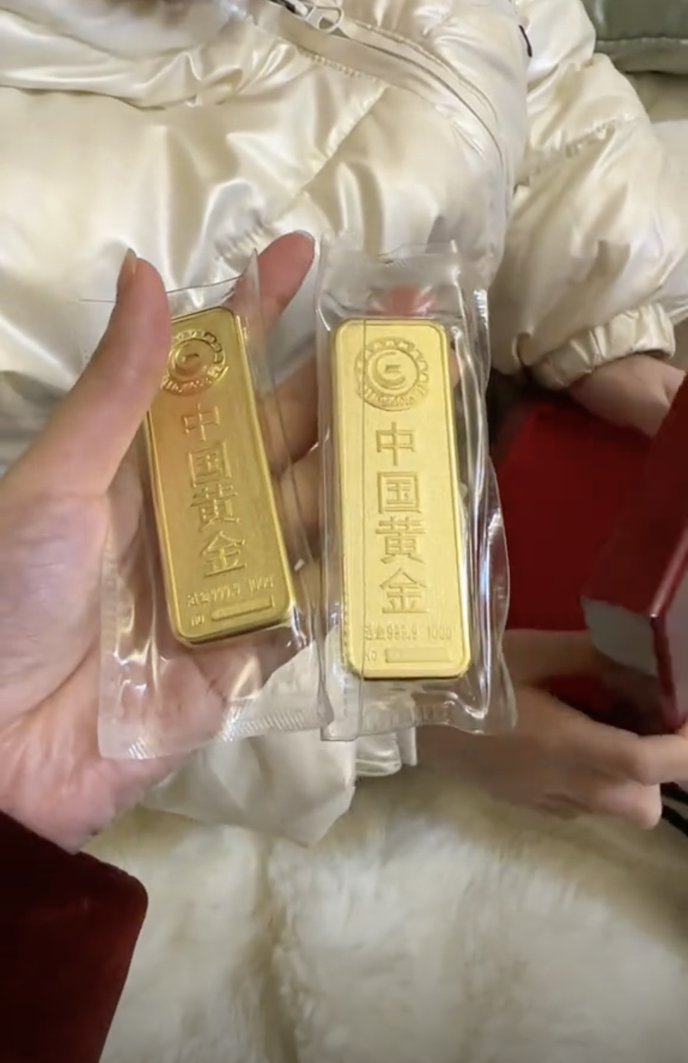 200克金條約價值10萬人民幣。