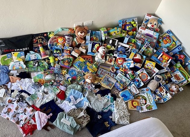 女子分享父母送給孫子滿屋子的聖誕禮物。