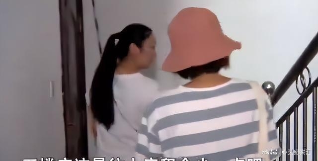 為了供女兒讀高中，鄭曼文把房子、車全部賣出，自己租了一個破舊的小區。