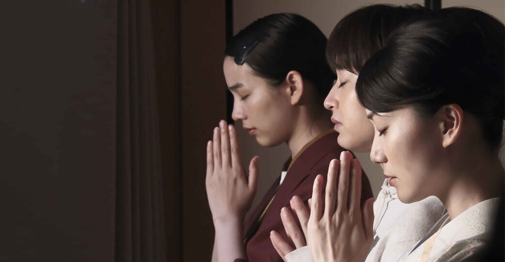 人妻指，她的老爺奶奶是基督教會的牧師和師母，老公是從小受洗的基督徒。