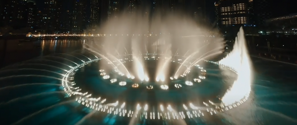杜拜的噴泉會與音樂、燈光同步。