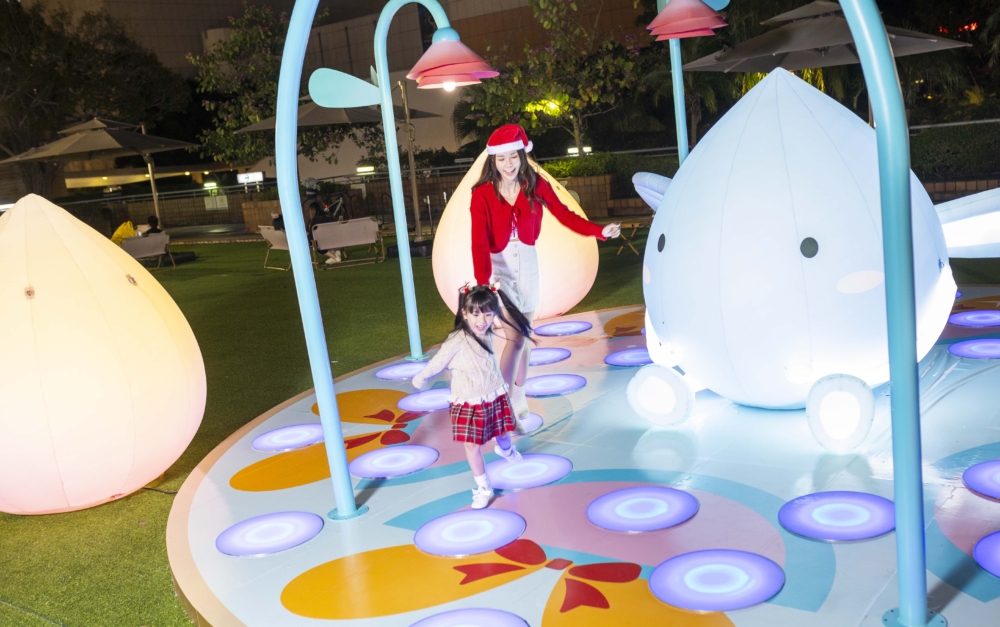 「水舞花鈴許願亭」，只要在亭內圍繞着水滴精靈隨燈光翩翩起舞就能得到實現聖誕願望的希望力量。