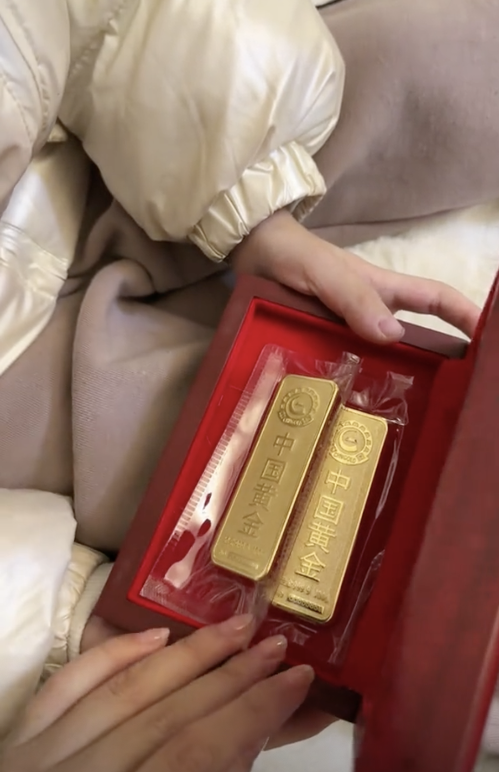 打開一看是金光閃閃的金條。