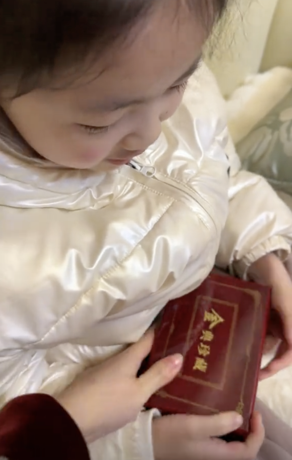 女兒收到男同學送的「禮物」。