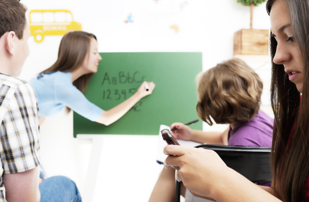 手機讓學生無法專心上課。