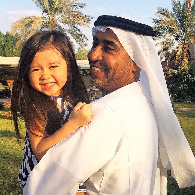 網傳當年5歲的小女孩,被杜拜富豪收養