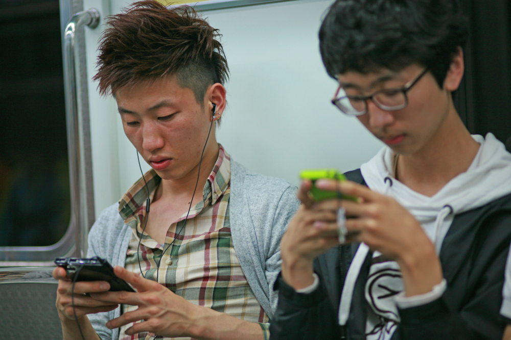 坐車時不要掛住玩手機，應善用這段時間