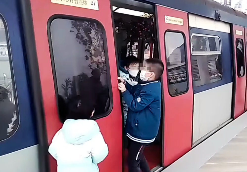 「烏蠅頭」列車門成為兒童玩耍的地方。