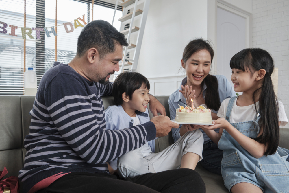 媽媽決定不辦慶生派對，而是用簡單的方式慶祝。