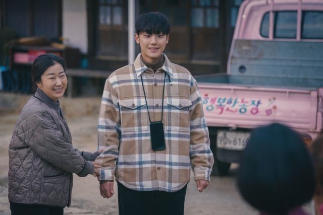 外國一位26歲的男網友在討論區分享,他的媽媽到他的城市時逗留的數天,與他同睡在一張床上。