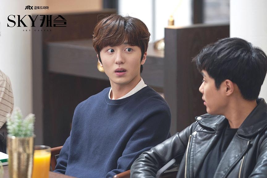 店員察覺雙胞胎兄弟少了一顆痣。