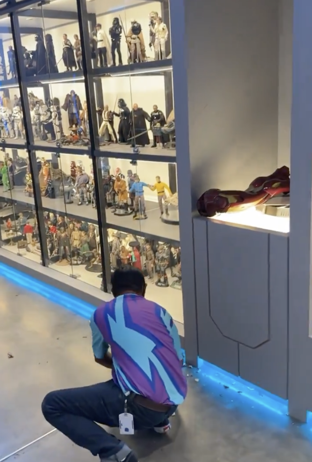 模型原本擺在檯面上。