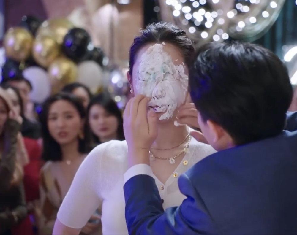 新娘被新郎用蛋糕砸臉