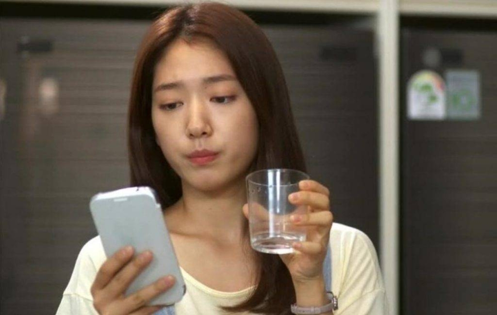 一位未能獲邀的親戚對她的決定並不滿意，並在社交平台上發文留下諷刺言論。