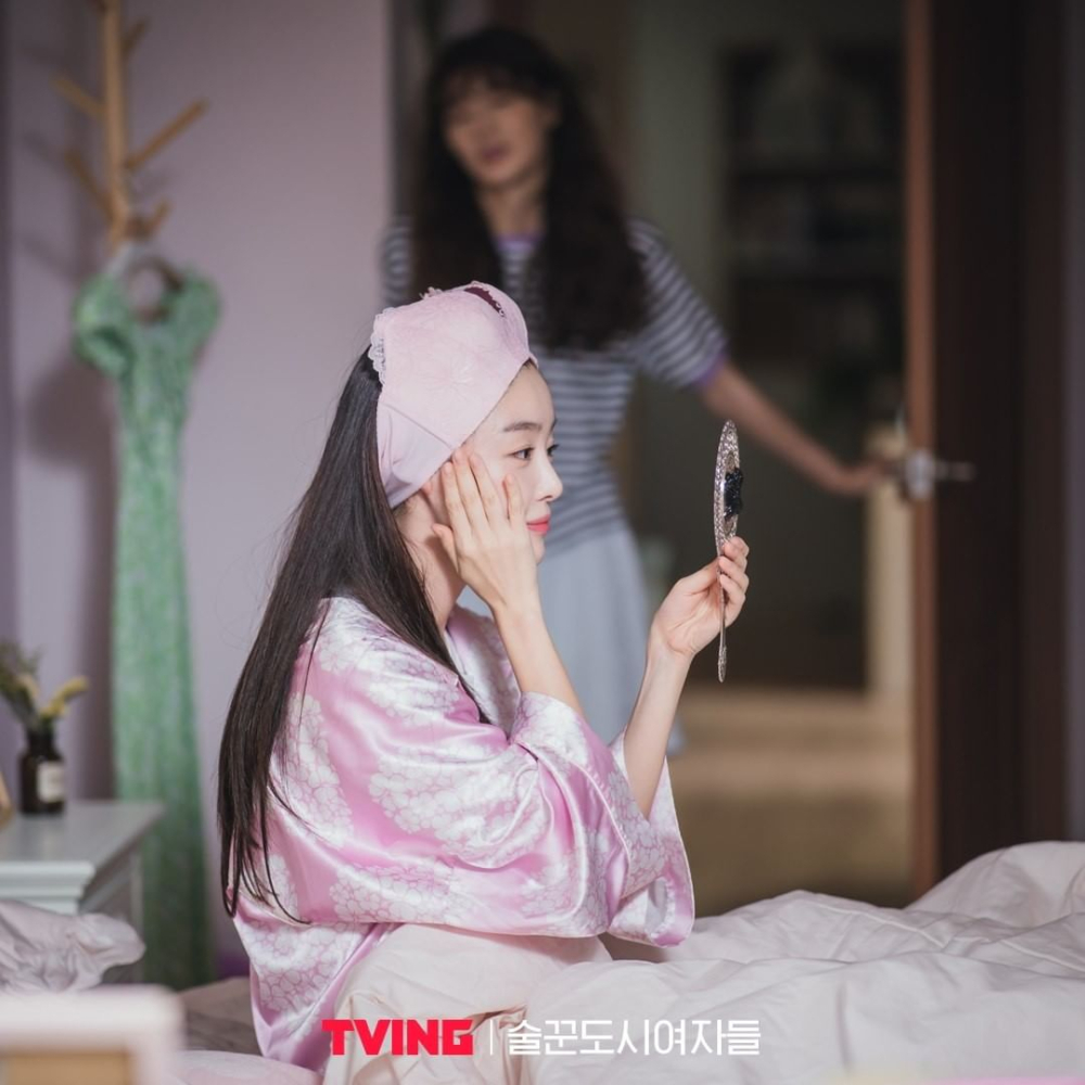 奶奶指新抱沒工作,只在家睡覺網購。