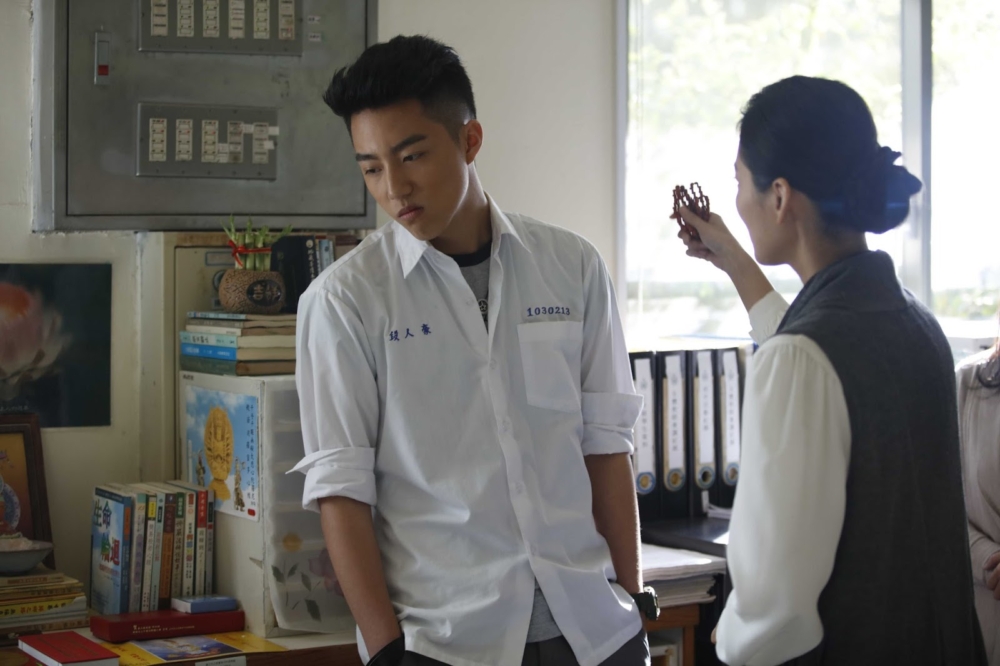 該名家長表示,小孩遇著染髮、上課睡覺、沒做功課等問題,學校老師只有一招。