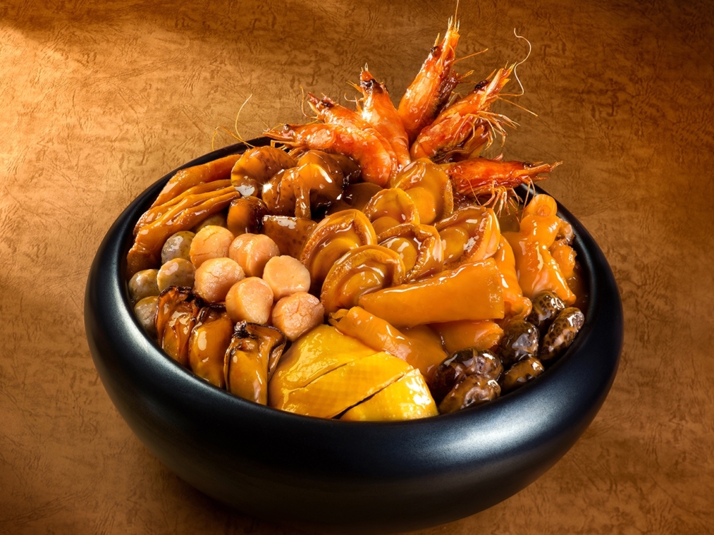 紫粵軒六人用「鮑魚聚寶盆菜」。