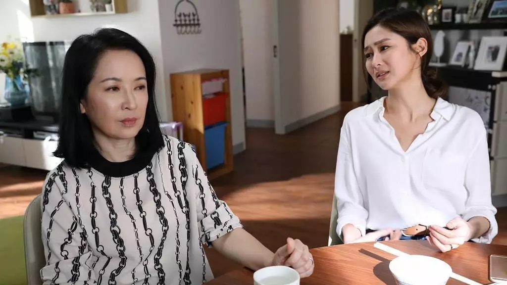 該名人妻與奶奶見面討論發生的事情,奶奶表現非常難過。