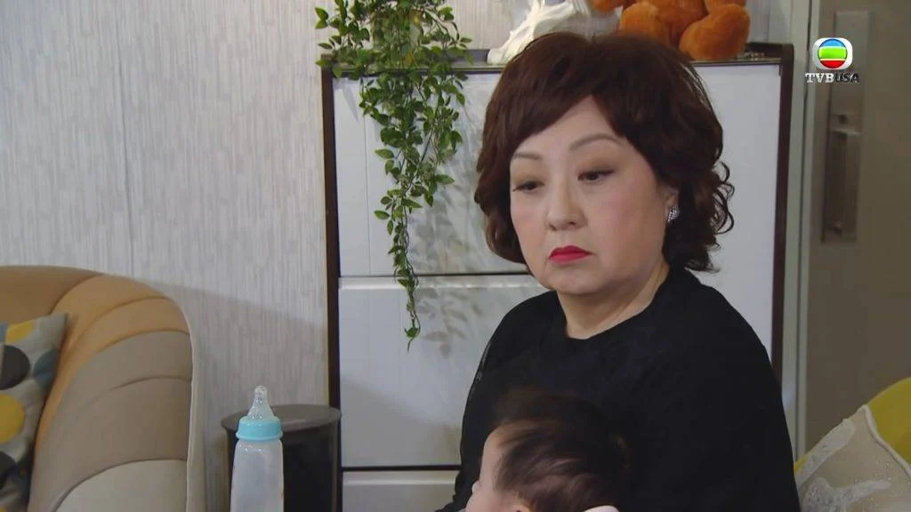 事主竟在無意間發現奶奶將她的冷凍母乳拿給大姑奶的小孩喝。