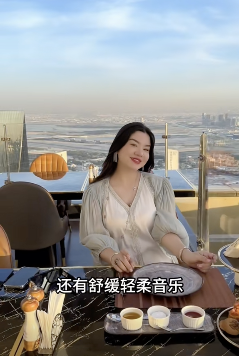 博主的日常就是一邊鳥瞰杜拜景色以及哈里發塔,一邊享受high tea。
