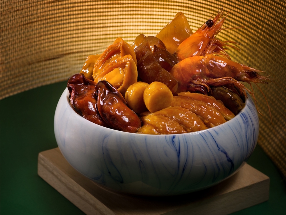 紫粵軒推出兩人用「鮑魚聚寶盆菜」。