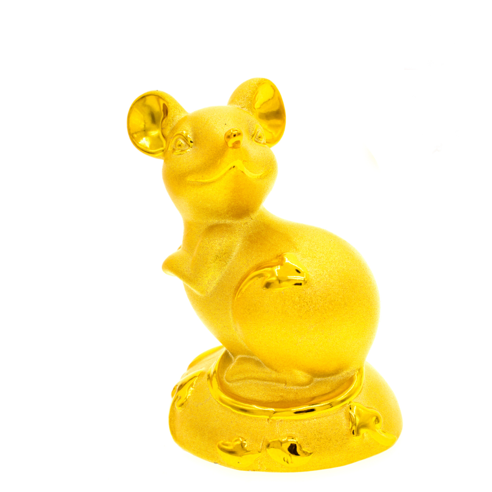 媽媽指，上年誕生的女兒過了滿月，便收到身邊朋友送的小老鼠金飾。