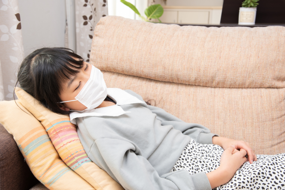 老師發現學生發燒、疲乏無力，判斷孩子感染流感。