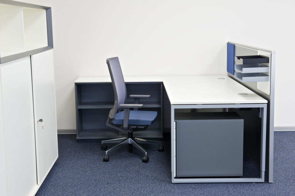 辦公室座位宜背靠牆或高櫃