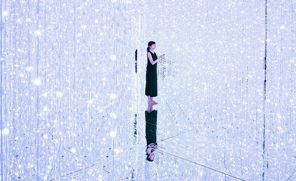 Teamlab展廳著名的「水晶宇宙」空間。