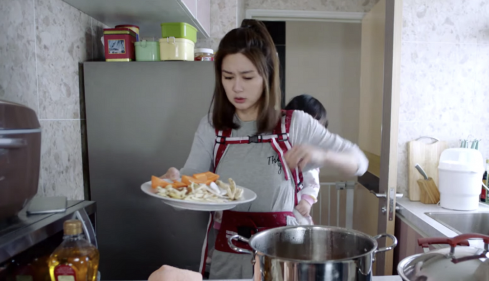 內地一位媽媽因孩子說她不配千完手袋，便與兒子、老公冷戰。