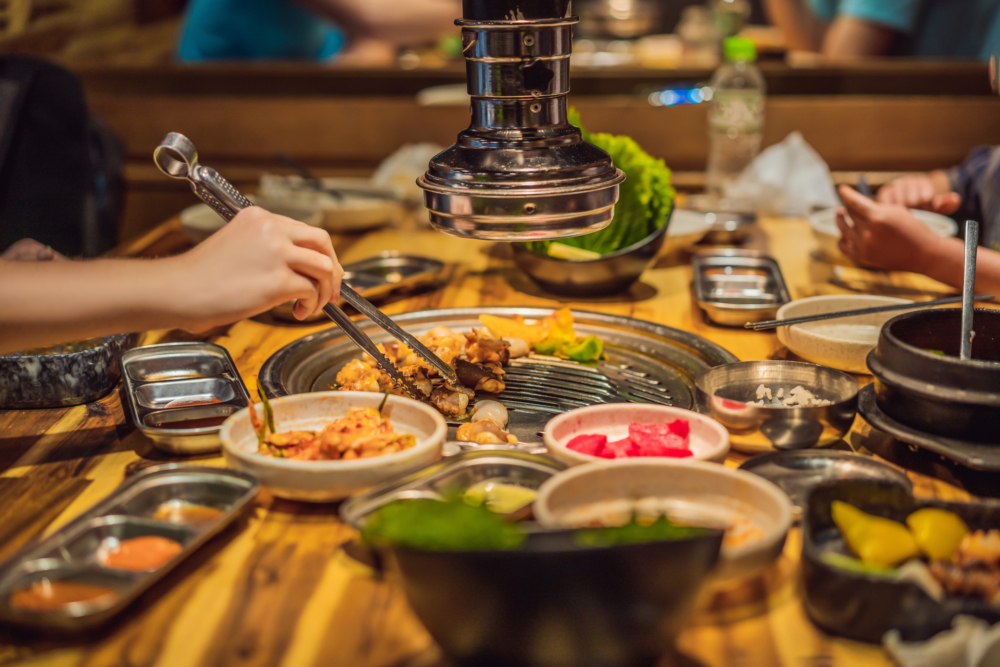 韓國一名媽媽試圖讓雙胞胎兒子輪流躲廁所，藉此吃霸王餐。