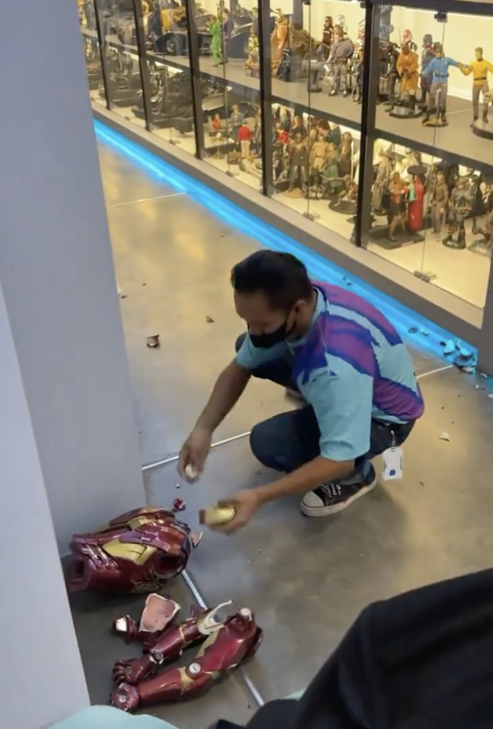 印尼一名男童打爛珍貴模型。