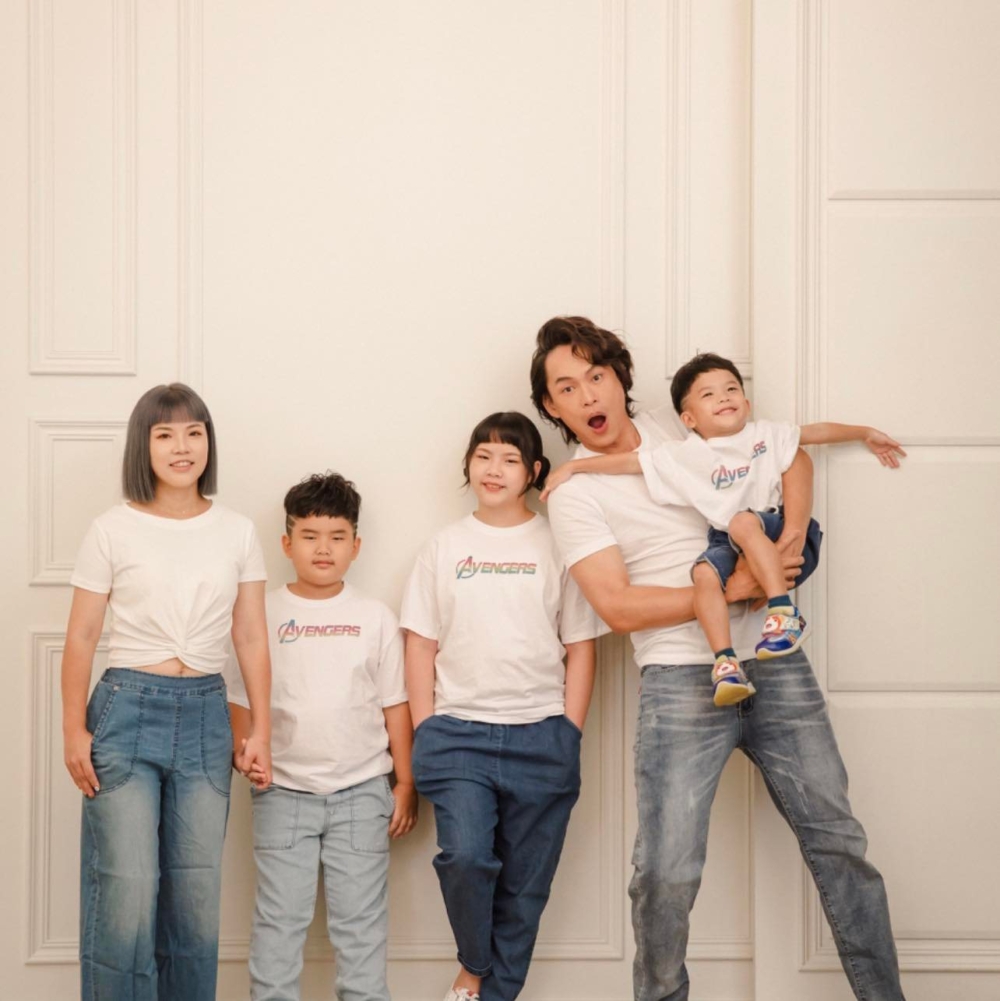 台灣藝人黃鐙輝和太太育有1女2子。