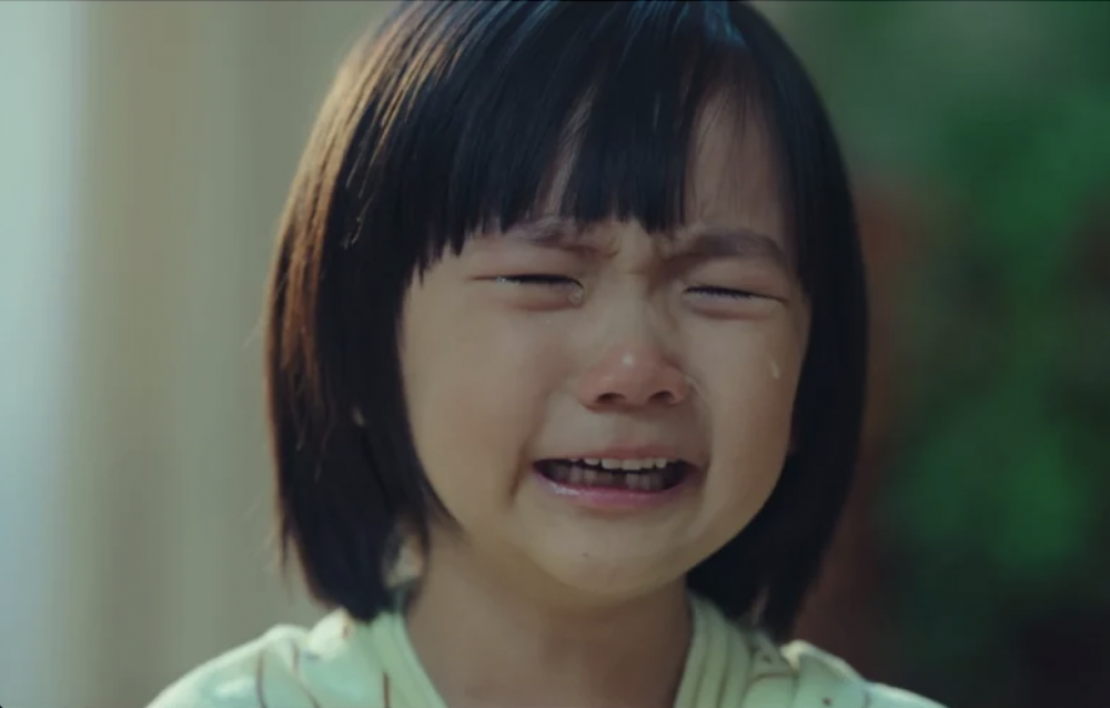 住戶不忍心聽見女童日夜哭泣，決定挺身而出。