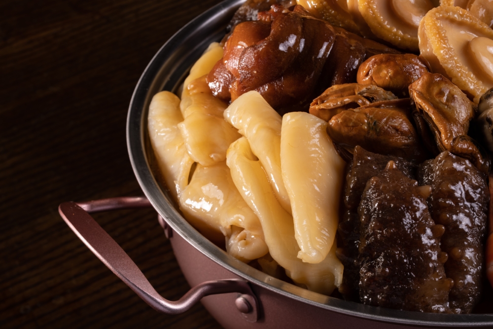 新春淮揚豐味盆菜以玫瑰金色十二吋不銹鋼煲盛載。