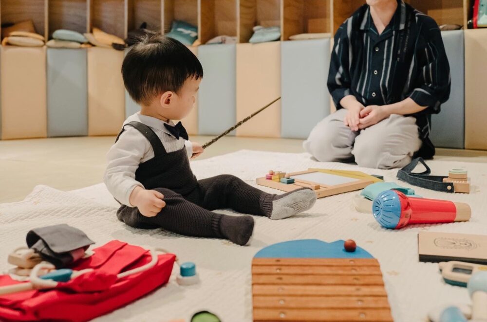 參考台灣歌手林宥嘉為兒子舉辦的週歲抓周儀式。