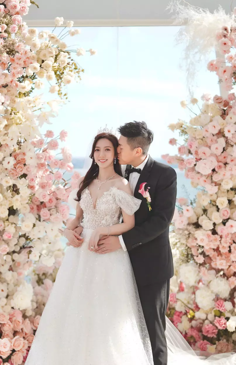 2017年港姐亞軍何依婷(Regina)於峇里完婚。